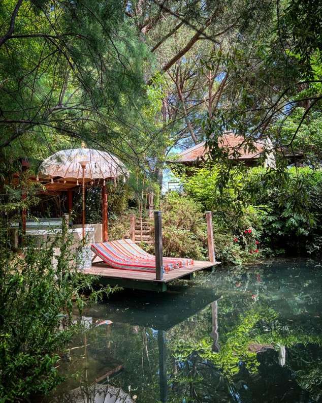 Transats aux pieds du jacuzzi privé au Mas de l'Espérance, Chambres d'Hôtes dans le Gard en Camargue